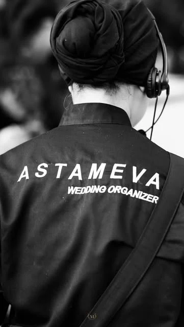 Anggota tim Astameva mengenakan seragam Wedding Organizer dan headset saat bertugas